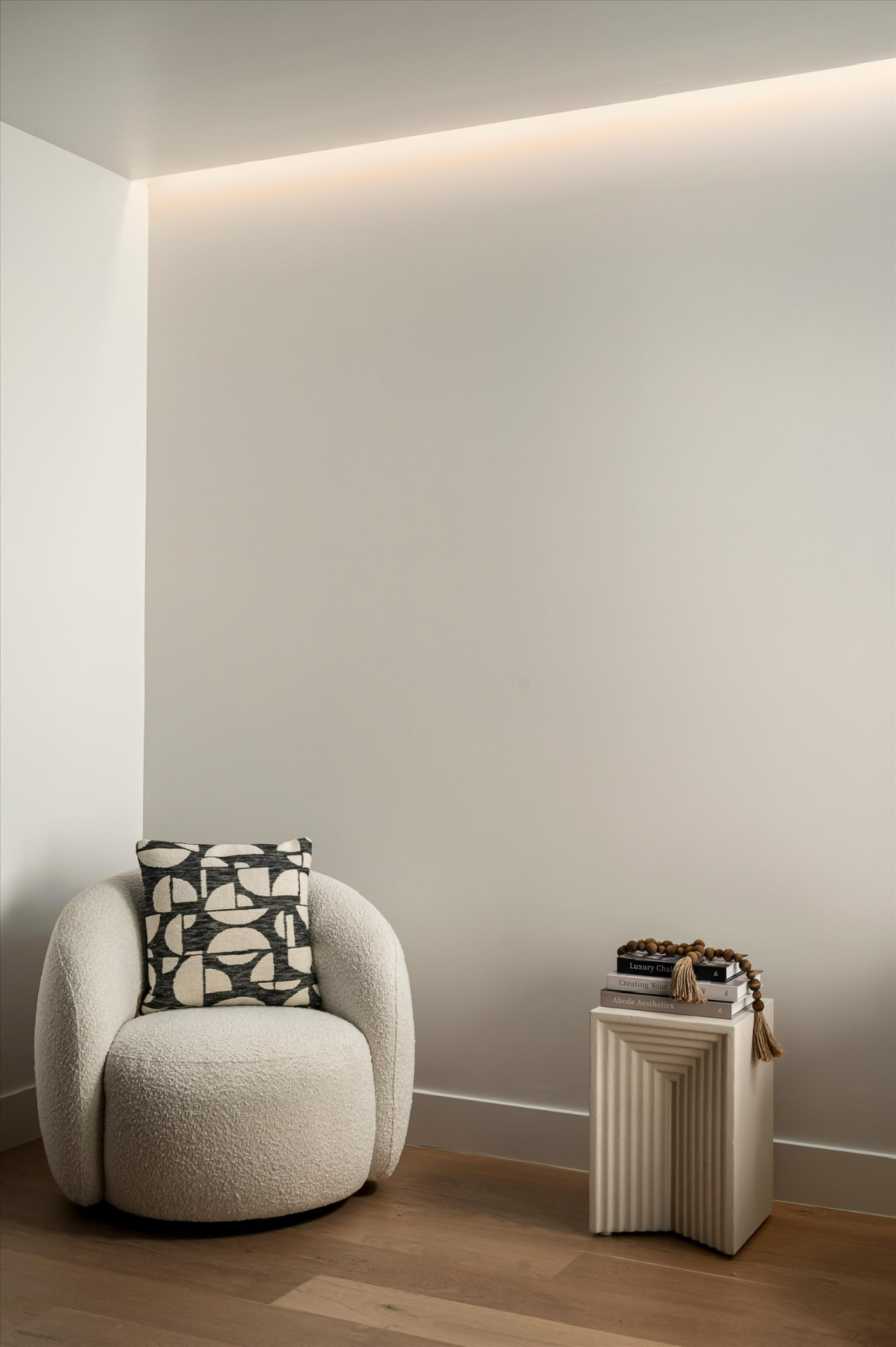 Accent chair corner